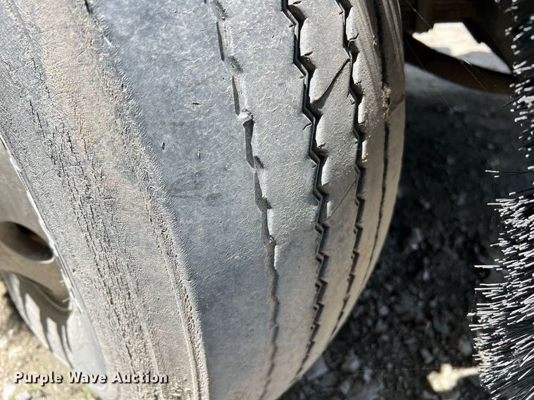 image for item II9055 2009 Crane Carrier Low Entry  refuse truck