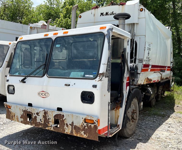 image for item II9056 2003 Crane Carrier Low Entry  refuse truck