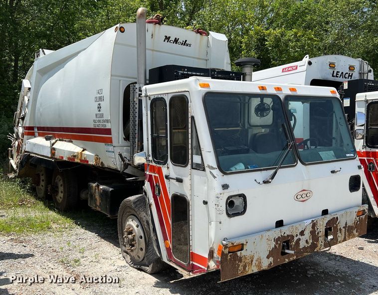 image for item II9056 2003 Crane Carrier Low Entry  refuse truck
