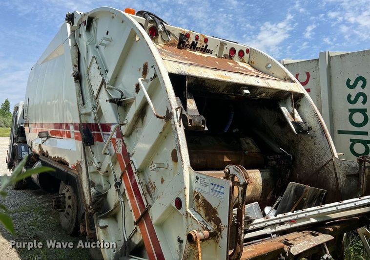 image for item II9056 2003 Crane Carrier Low Entry  refuse truck