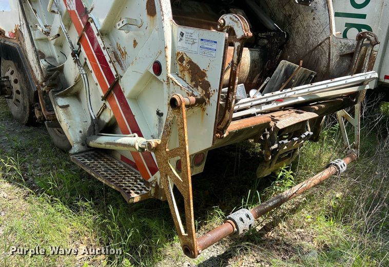 image for item II9056 2003 Crane Carrier Low Entry  refuse truck