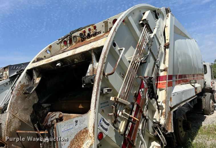 image for item II9056 2003 Crane Carrier Low Entry  refuse truck