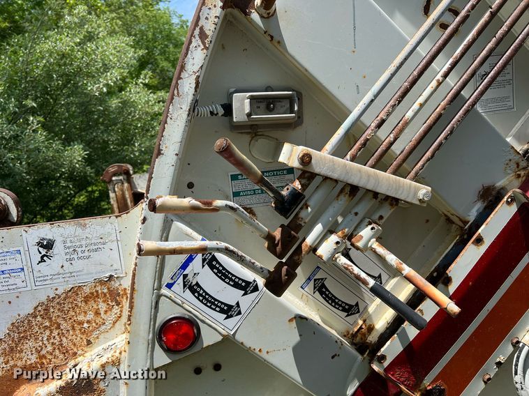 image for item II9056 2003 Crane Carrier Low Entry  refuse truck