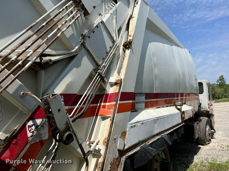 image for item II9056 2003 Crane Carrier Low Entry  refuse truck
