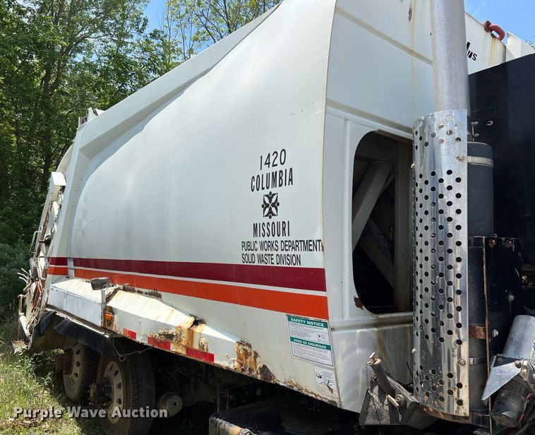 image for item II9056 2003 Crane Carrier Low Entry  refuse truck