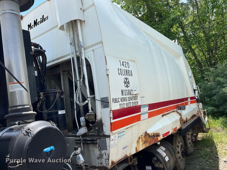 image for item II9056 2003 Crane Carrier Low Entry  refuse truck