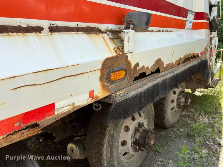 image for item II9056 2003 Crane Carrier Low Entry  refuse truck