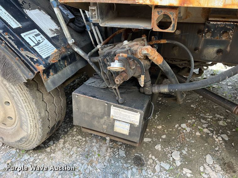 image for item II9056 2003 Crane Carrier Low Entry  refuse truck