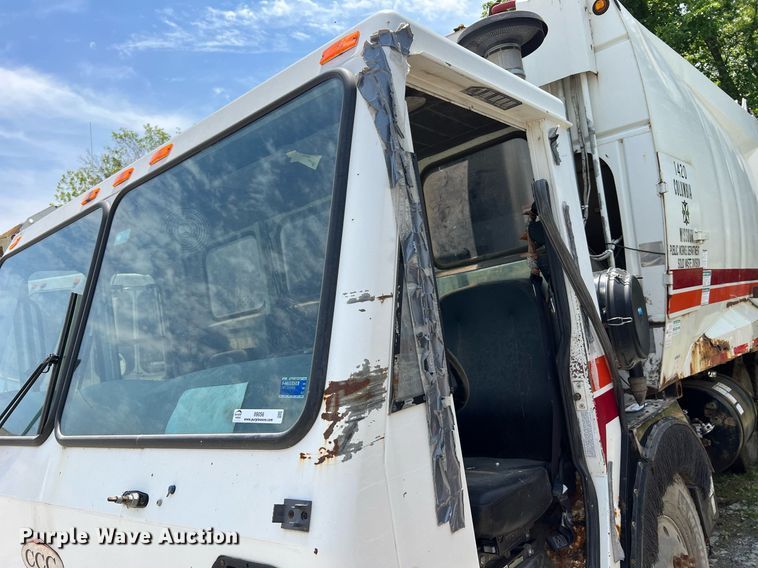 image for item II9056 2003 Crane Carrier Low Entry  refuse truck