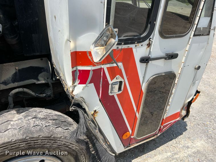 image for item II9056 2003 Crane Carrier Low Entry  refuse truck