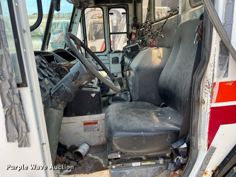 image for item II9056 2003 Crane Carrier Low Entry  refuse truck