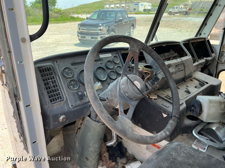 image for item II9056 2003 Crane Carrier Low Entry  refuse truck