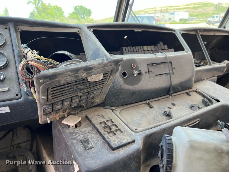 image for item II9056 2003 Crane Carrier Low Entry  refuse truck