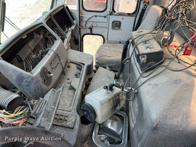 image for item II9056 2003 Crane Carrier Low Entry  refuse truck