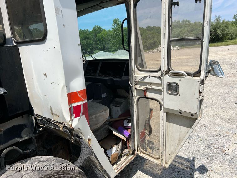 image for item II9056 2003 Crane Carrier Low Entry  refuse truck