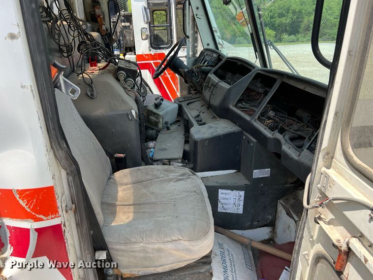 image for item II9056 2003 Crane Carrier Low Entry  refuse truck