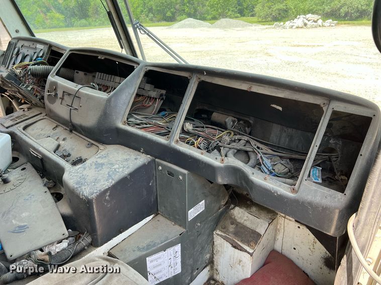 image for item II9056 2003 Crane Carrier Low Entry  refuse truck