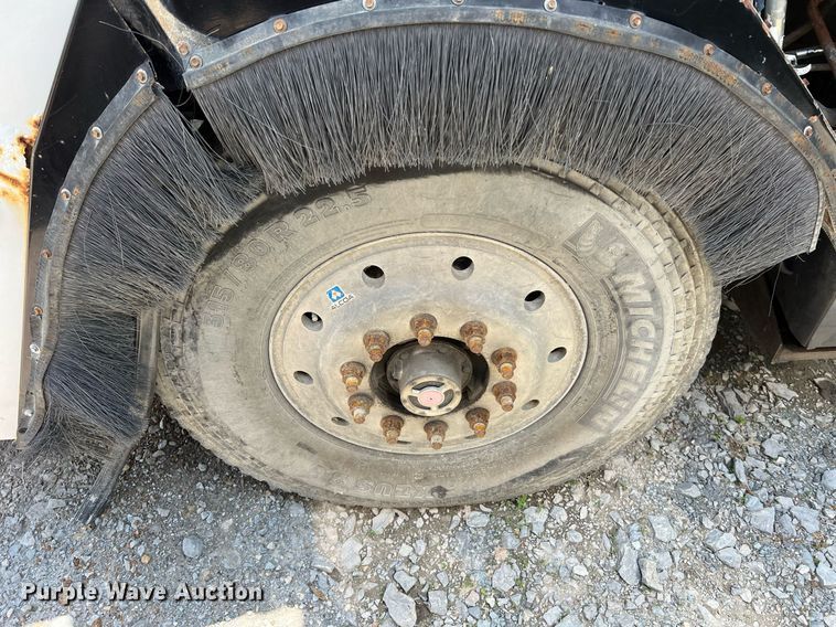 image for item II9056 2003 Crane Carrier Low Entry  refuse truck