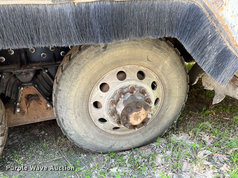 image for item II9056 2003 Crane Carrier Low Entry  refuse truck