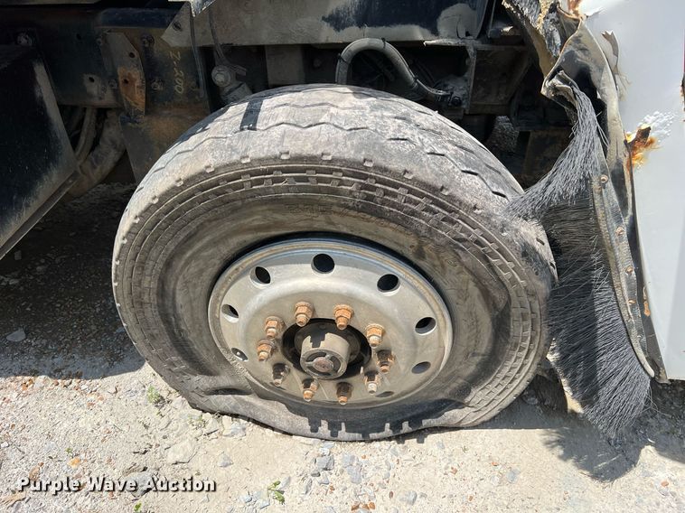 image for item II9056 2003 Crane Carrier Low Entry  refuse truck