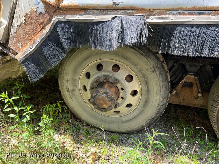 image for item II9056 2003 Crane Carrier Low Entry  refuse truck