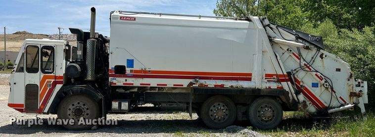 image for item II9057 2007 Crane Carrier Low Entry  Refuse Truck