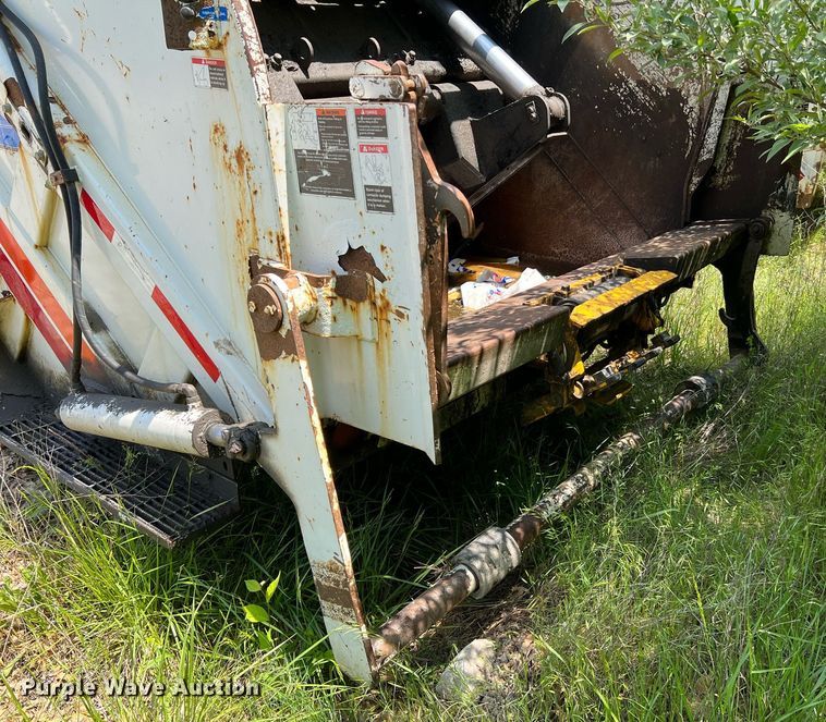 image for item II9057 2007 Crane Carrier Low Entry  Refuse Truck
