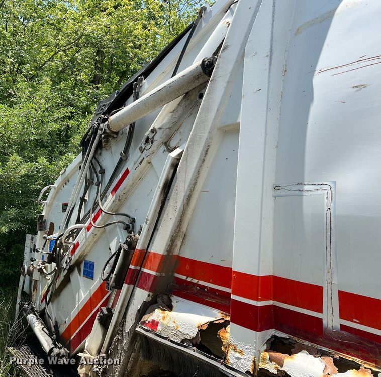 image for item II9057 2007 Crane Carrier Low Entry  Refuse Truck