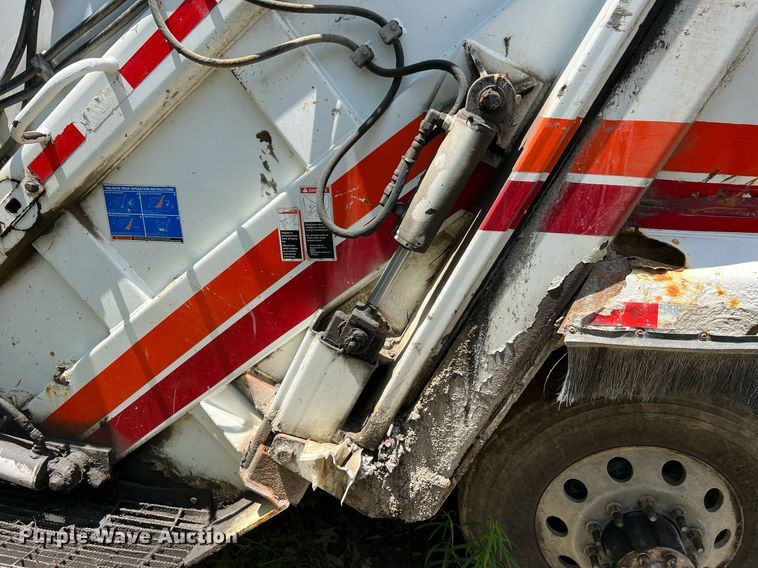 image for item II9057 2007 Crane Carrier Low Entry  Refuse Truck