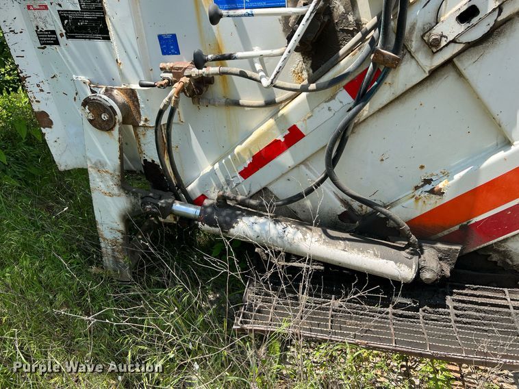 image for item II9057 2007 Crane Carrier Low Entry  Refuse Truck