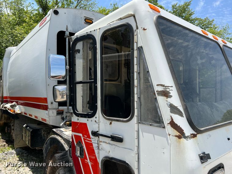 image for item II9057 2007 Crane Carrier Low Entry  Refuse Truck
