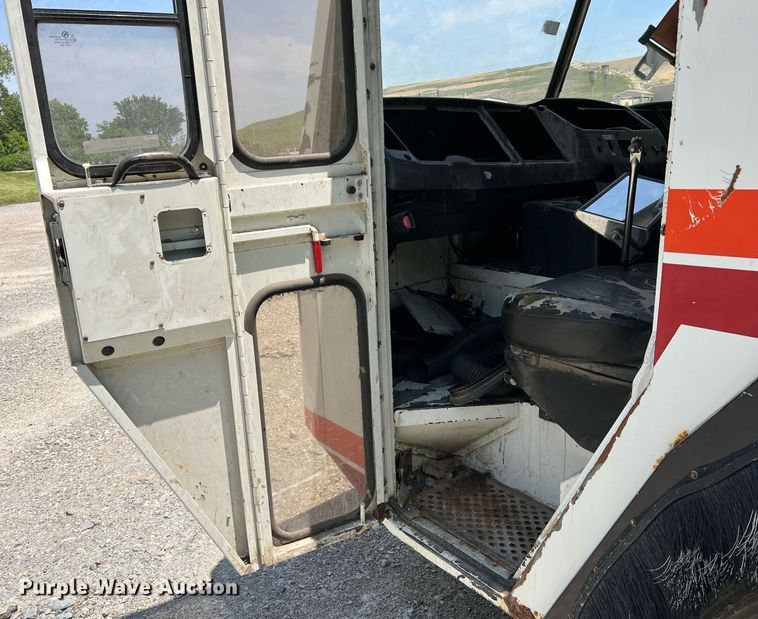 image for item II9057 2007 Crane Carrier Low Entry  Refuse Truck