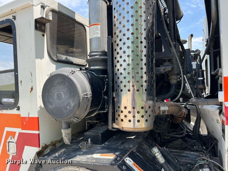 image for item II9057 2007 Crane Carrier Low Entry  Refuse Truck