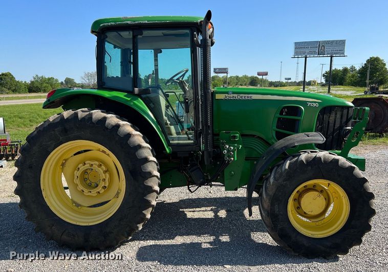 image for item II9116 2009 John Deere 7130  MFWD tractor