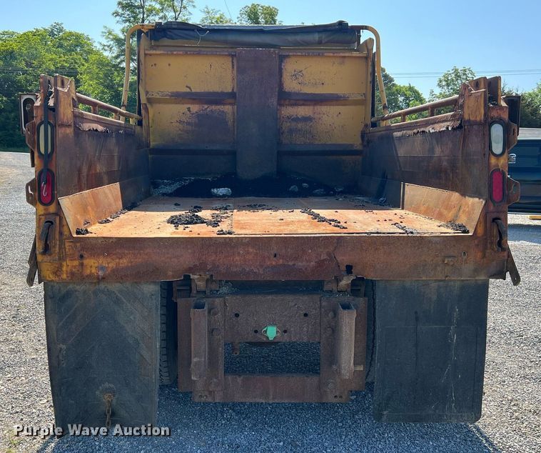 image for item II9118 2001 International 4900  dump truck