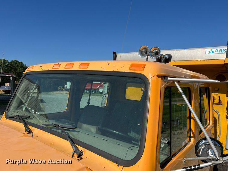 image for item II9118 2001 International 4900  dump truck