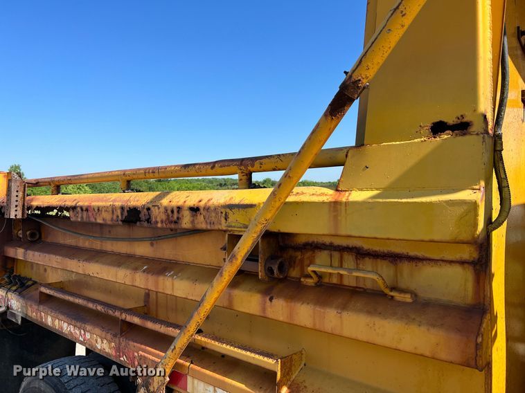 image for item II9118 2001 International 4900  dump truck