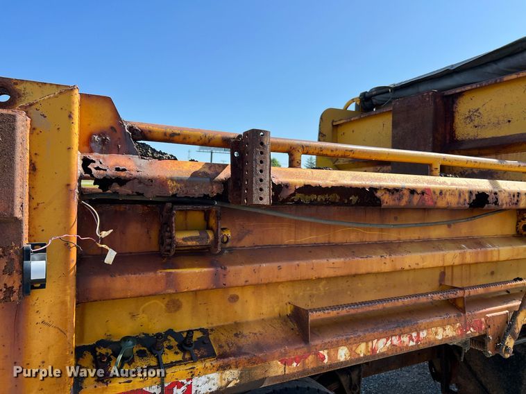 image for item II9118 2001 International 4900  dump truck