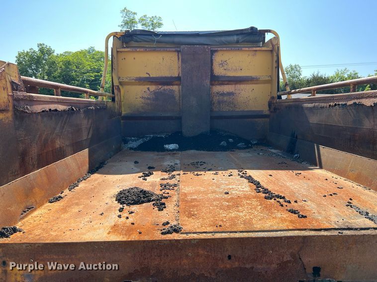 image for item II9118 2001 International 4900  dump truck