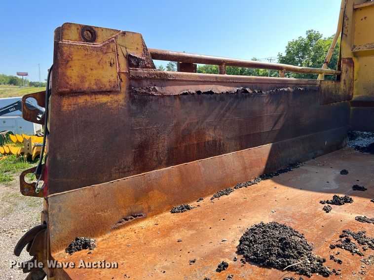 image for item II9118 2001 International 4900  dump truck