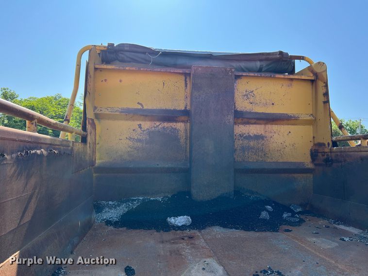 image for item II9118 2001 International 4900  dump truck