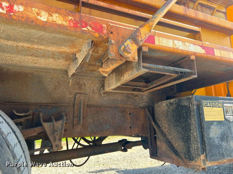 image for item II9118 2001 International 4900  dump truck