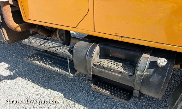 image for item II9118 2001 International 4900  dump truck