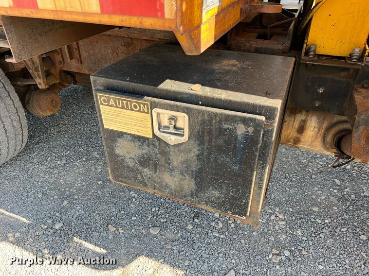 image for item II9118 2001 International 4900  dump truck