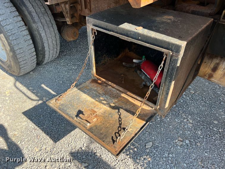 image for item II9118 2001 International 4900  dump truck