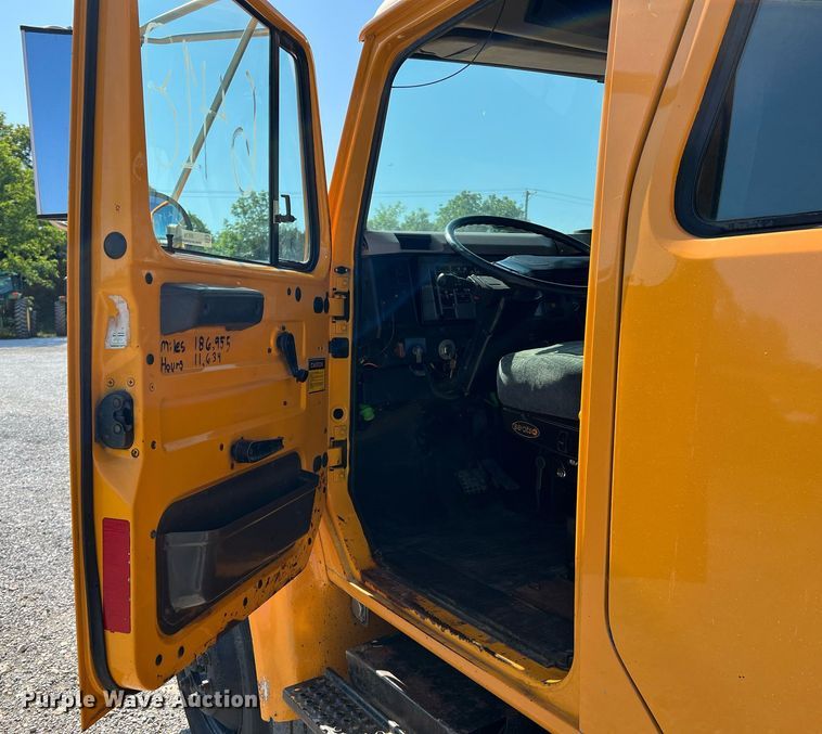 image for item II9118 2001 International 4900  dump truck