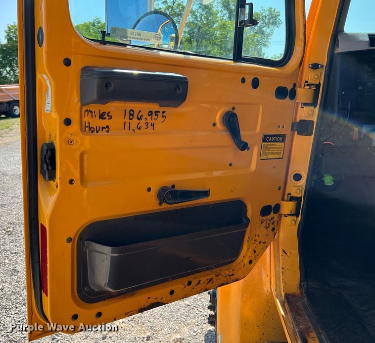 image for item II9118 2001 International 4900  dump truck