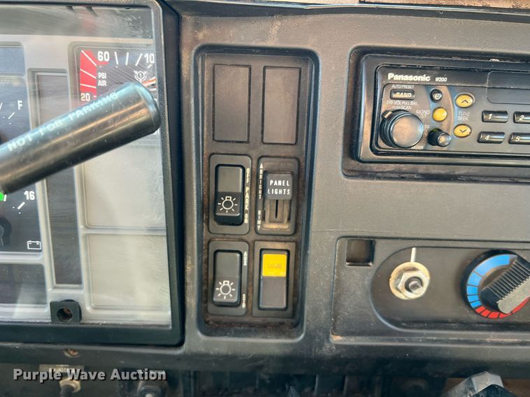 image for item II9118 2001 International 4900  dump truck