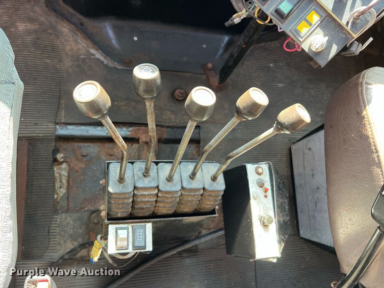 image for item II9118 2001 International 4900  dump truck