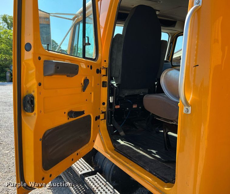 image for item II9118 2001 International 4900  dump truck